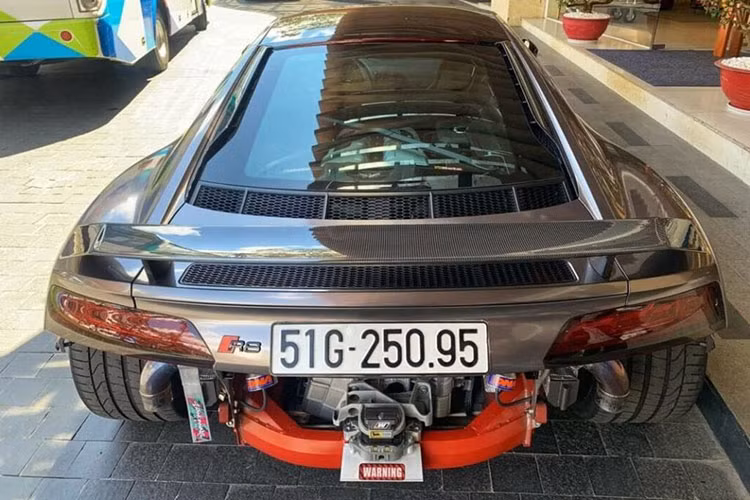 "Trái tim" của siêu xe Audi R8 V10 Plus là khối động cơ V10, dung tích 5.2 lít, sản sinh công suất tối đa 610 mã lực và mô-men xoắn cực đại 540 Nm. Kết hợp với hộp số tự động ly hợp kép 7 cấp S-tronic, động cơ giúp siêu xe Audi R8 V10 Plus tăng tốc từ vị trí xuất phát lên 100 km/h chỉ trong thời gian 3,2 giây trước khi đạt vận tốc tối đa 330 km/h.