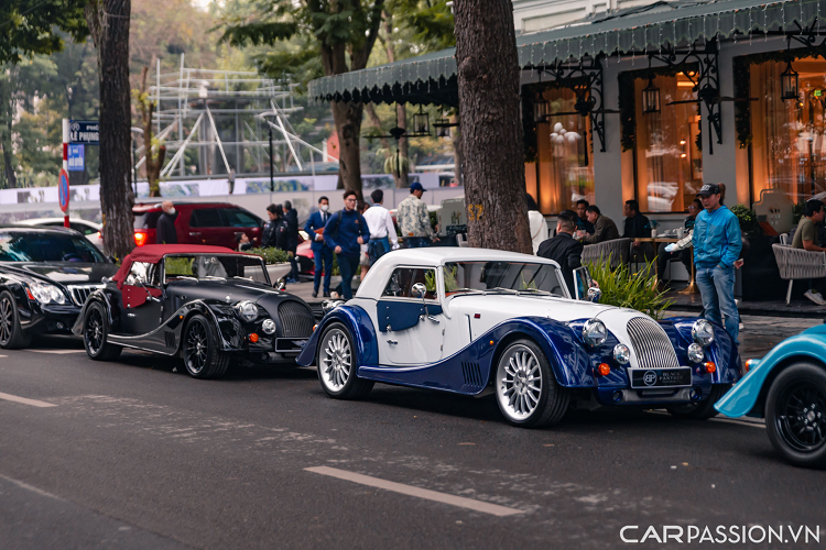 Chiếc Morgan Plus Six bản Touring sở hữu lớp sơn hai tông màu xanh trắng, phần vè quanh xe được sơn màu xanh Sport Blue. Chiếc còn lại có lớp sơn màu đen mờ cùng phần mui màu đỏ. Ngoài ra, nhằm tăng diện mạo thể thao cho xe, thương hiệu cũng lắp đặt cho xe bộ mâm đa chấu có kích thước 19 inch.