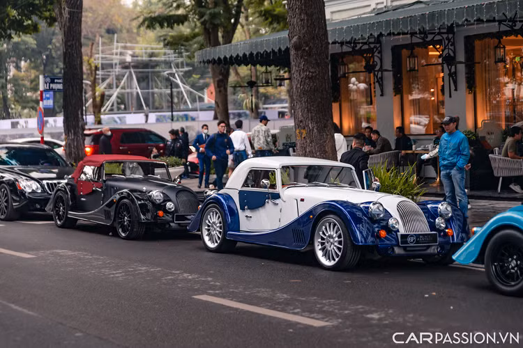Chiếc Morgan Plus Six bản Touring sở hữu lớp sơn hai tông màu xanh trắng, phần vè quanh xe được sơn màu xanh Sport Blue. Chiếc còn lại có lớp sơn màu đen mờ cùng phần mui màu đỏ. Ngoài ra, nhằm tăng diện mạo thể thao cho xe, thương hiệu cũng lắp đặt cho xe bộ mâm đa chấu có kích thước 19 inch.