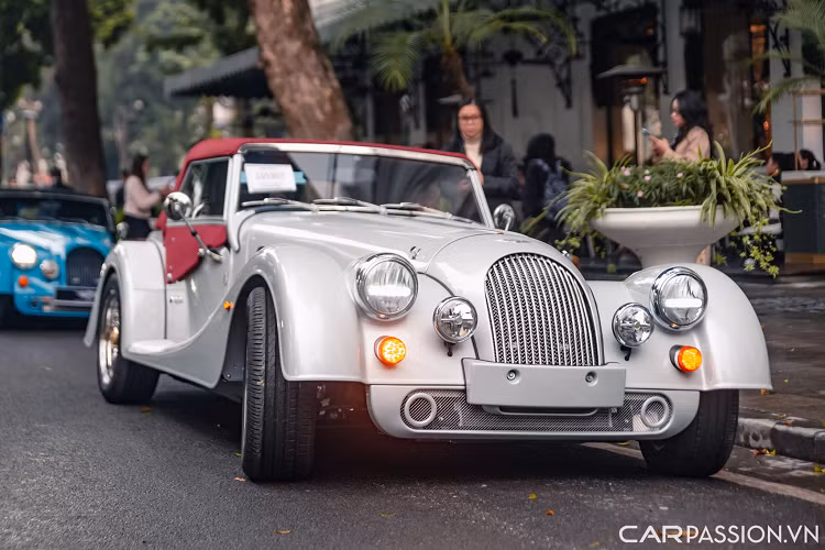 Những gì thay đổi trên mẫu Plus Four đã có hơn 70 năm tuổi đời chủ yếu tập trung vào hệ truyền động để phù hợp hơn với thời đại. Ba chiếc Morgan bản Plus Four mang trên mình ngoại thất màu xanh dương, xanh rêu và cuối cùng là màu bạc.