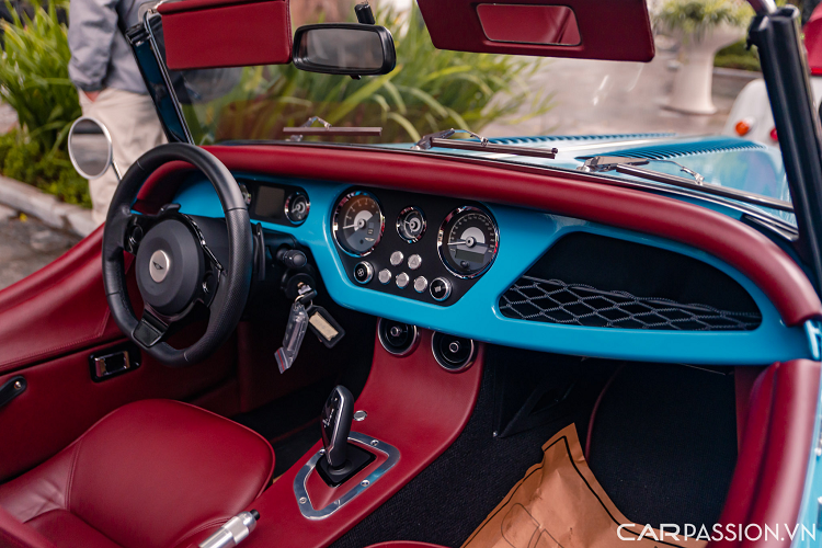 Hơn nữa, phần hốc gió trên nắp capo của Plus Four có thiết kế khác biệt đôi chút so với Plus Six. Ngoài ra, sự khác biệt giữa hai phiên bản còn nằm ở chi tiết rất nhỏ chính là vị trí đặt đế biển số ở cản trước của Plus Six cao hơn vị trí đặt của Plus Four.