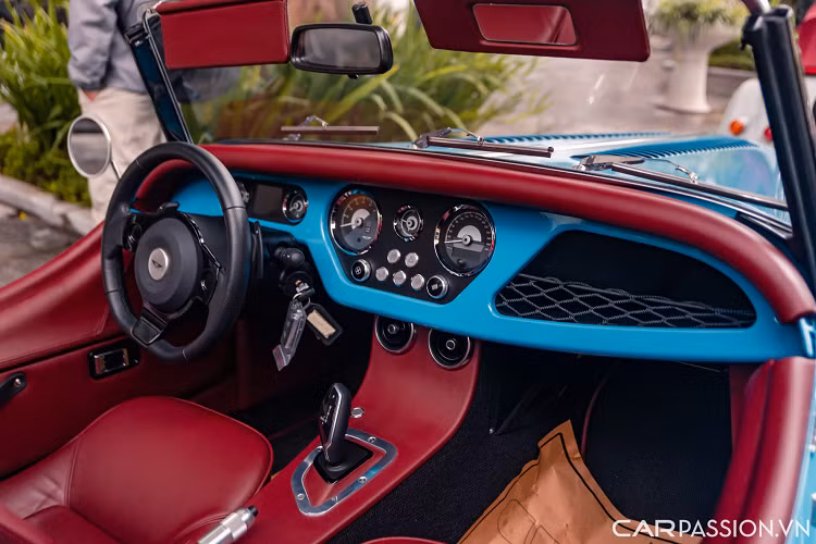 Hơn nữa, phần hốc gió trên nắp capo của Plus Four có thiết kế khác biệt đôi chút so với Plus Six. Ngoài ra, sự khác biệt giữa hai phiên bản còn nằm ở chi tiết rất nhỏ chính là vị trí đặt đế biển số ở cản trước của Plus Six cao hơn vị trí đặt của Plus Four.