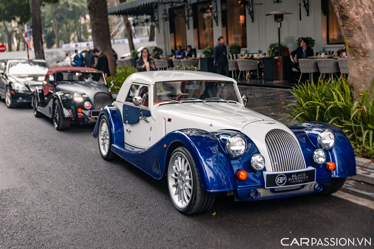 Morgan Plus Four có kiểu dáng cổ điển và gần như không có sự thay đổi kể từ khi ra mắt lần đầu tiên vào năm 1950. Động cơ đặt trước, đầu xe dài, khoang cabin đặt lùi về phía sau với 2 chỗ ngồi, kính chắn gió dạng pop-up, đuôi xe ngắn và hốc bánh lộ ra ngoài.