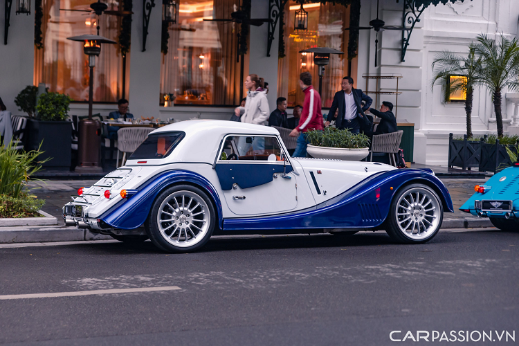 Phiên bản cao cấp nhất Plus Six được trang bị động cơ BMW Turbo sáu xi-lanh thẳng hàng thế hệ mới nhất. Khối động cơ này có khả năng sản sinh mức công suất cực đại lên tới 335 mã lực, mô-men xoắn cực đại đạt mức 500 Nm. Sức mạnh này giúp chiếc xe thể thao cổ điển tăng tốc từ 0 - 100 km/h chỉ trong vòng 4,2 giây.