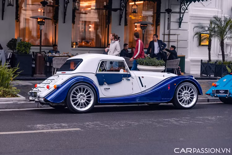 Phiên bản cao cấp nhất Plus Six được trang bị động cơ BMW Turbo sáu xi-lanh thẳng hàng thế hệ mới nhất. Khối động cơ này có khả năng sản sinh mức công suất cực đại lên tới 335 mã lực, mô-men xoắn cực đại đạt mức 500 Nm. Sức mạnh này giúp chiếc xe thể thao cổ điển tăng tốc từ 0 - 100 km/h chỉ trong vòng 4,2 giây.