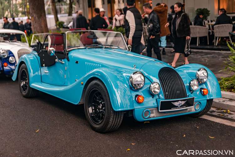 Xe sử dụng khối động cơ BMW TwinPower Turbo bốn xi-lanh có dung tích 2.0 lít, sản sinh công suất tối đa 255 mã lực và mô-men xoắn cực đại đạt mức 350 Nm (hộp số sàn 6 cấp), 400 Nm (hộp số tự động 8 cấp). Morgan Plus Four cần 5,2 giây để tăng tốc từ 0-100 km/h với hộp số sàn và 4,8 giây với hộp số tự động.