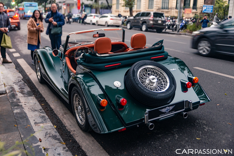 Hai chiếc Plus Six trong đó có một chiếc thuộc phiên bản Touring. Bản Touring có thêm trang bị phần mui cứng có thể tháo rời bên cạnh phần mui vải, ở cản trước được trang bị thêm hai đèn chiếu sáng. Về cản sau, phiên bản Touring cũng được lắp đặt thêm một Baga chở đồ.