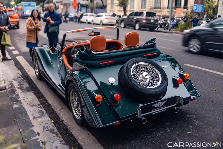 Hai chiếc Plus Six trong đó có một chiếc thuộc phiên bản Touring. Bản Touring có thêm trang bị phần mui cứng có thể tháo rời bên cạnh phần mui vải, ở cản trước được trang bị thêm hai đèn chiếu sáng. Về cản sau, phiên bản Touring cũng được lắp đặt thêm một Baga chở đồ.