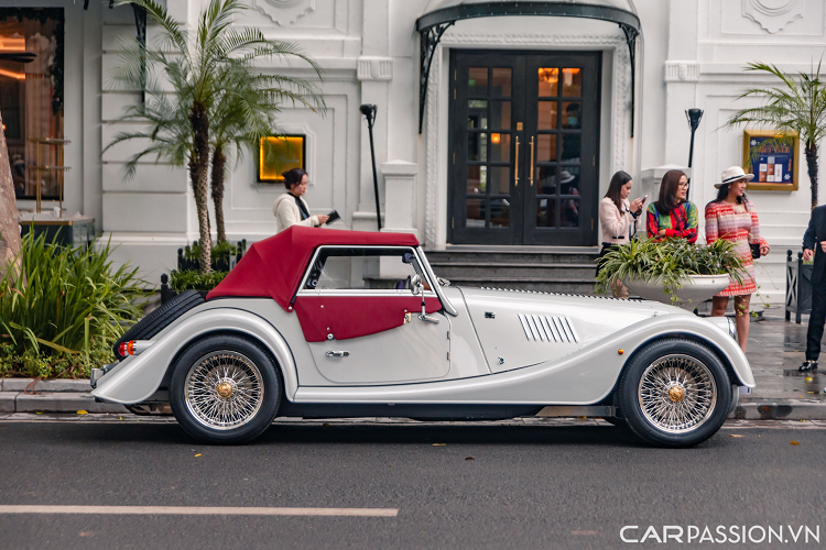 Sự khác biệt giữa hai phiên bản này ở ngoại thất chỉ nằm ở một số chi tiết nhỏ như hốc gió bên hông xe của Plus Four được đặt trên nắp capo, hốc gió của Plus Six lại được thiết kế nằm ở các phần viền bánh xe phía trước.