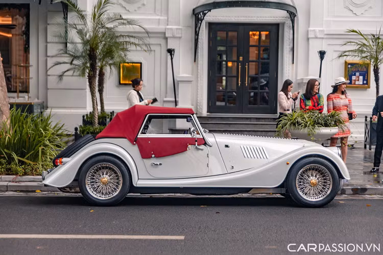 Sự khác biệt giữa hai phiên bản này ở ngoại thất chỉ nằm ở một số chi tiết nhỏ như hốc gió bên hông xe của Plus Four được đặt trên nắp capo, hốc gió của Plus Six lại được thiết kế nằm ở các phần viền bánh xe phía trước.