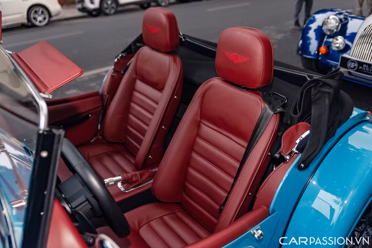 Dòng xe tiếp theo là Morgan Plus Six, phần ngoại thất hai của phiên bản Plus Four và Plus Six không có quá nhiều khác biệt vì thương hiệu Morgan cho phép người dùng có thể cá nhân hóa với các tùy chọn tương đương ở cả hai mẫu xe.