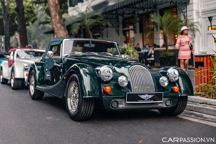 Bộ mâm sử dụng trên Plus Four là loại bánh căm hoàn thiện chrome, từ đây đem tới một diện mạo hoài cổ cho chiếc xe thể thao Anh Quốc. Khoang nội thất của xe cũng được bọc da cao cấp toát lên vẻ sang trọng, các chi tiết khác được ốp gỗ sáng màu.