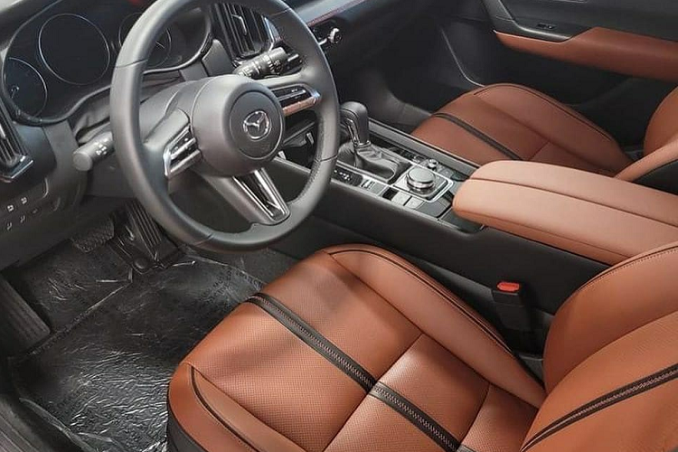 Ở hai góc đầu xe xuất hiện khe gió nằm dọc, giúp Mazda CX-50 2022 trông nam tính hơn CX-5. Tiếp đến là hai dải đèn sương mù thanh mảnh trên cản trước và tấm ốp gầm màu bạc dưới đầu xe. Tương tự đầu xe, thiết kế sườn xe của Mazda CX-50 2022 cũng được thay đổi so với CX-5. Điều này được thể hiện qua hốc bánh vuông vắn hơn và bộ vành hợp kim với thiết kế 6 chấu, sơn 2 màu.