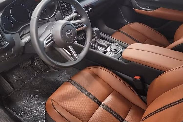 Ở hai góc đầu xe xuất hiện khe gió nằm dọc, giúp Mazda CX-50 2022 trông nam tính hơn CX-5. Tiếp đến là hai dải đèn sương mù thanh mảnh trên cản trước và tấm ốp gầm màu bạc dưới đầu xe. Tương tự đầu xe, thiết kế sườn xe của Mazda CX-50 2022 cũng được thay đổi so với CX-5. Điều này được thể hiện qua hốc bánh vuông vắn hơn và bộ vành hợp kim với thiết kế 6 chấu, sơn 2 màu.