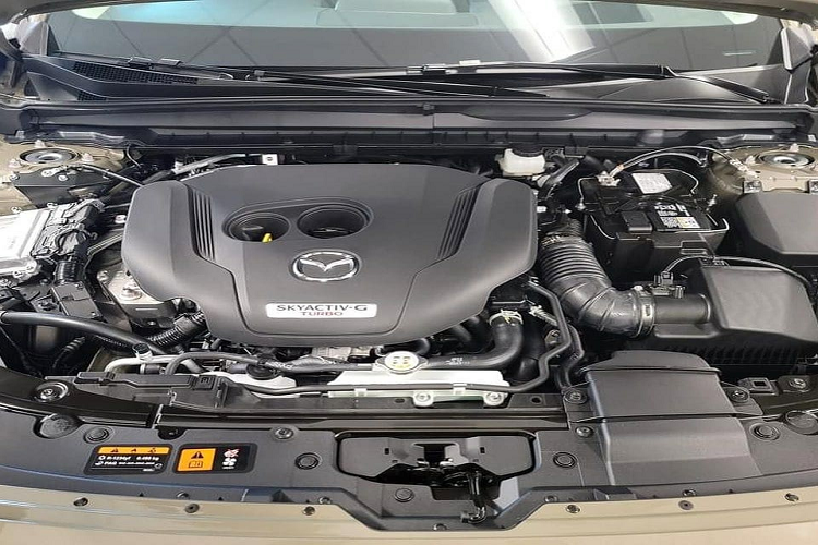 Thứ hai là động cơ xăng 4 xi-lanh, tăng áp, dung tích 2.5L với công suất tối đa 250 mã lực và mô-men xoắn cực đại 434 Nm. Theo hãng Mazda, trong thời gian tới, CX-50 2022 sẽ có thêm cả phiên bản hybrid.