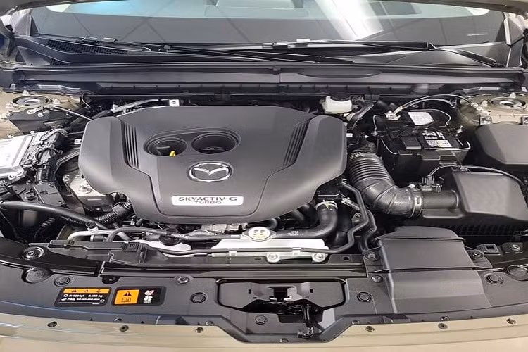 Thứ hai là động cơ xăng 4 xi-lanh, tăng áp, dung tích 2.5L với công suất tối đa 250 mã lực và mô-men xoắn cực đại 434 Nm. Theo hãng Mazda, trong thời gian tới, CX-50 2022 sẽ có thêm cả phiên bản hybrid.