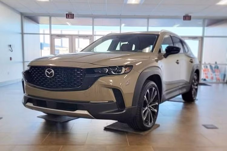 Khi mua Mazda CX-50 2022, khách hàng Mỹ có thể chọn 1 trong 2 động cơ. Đầu tiên là khối động cơ xăng 4 xi-lanh, hút khí tự nhiên, dung tích 2.5L, tạo ra công suất tối đa 187 mã lực và mô-men xoắn cực đại 252 Nm.