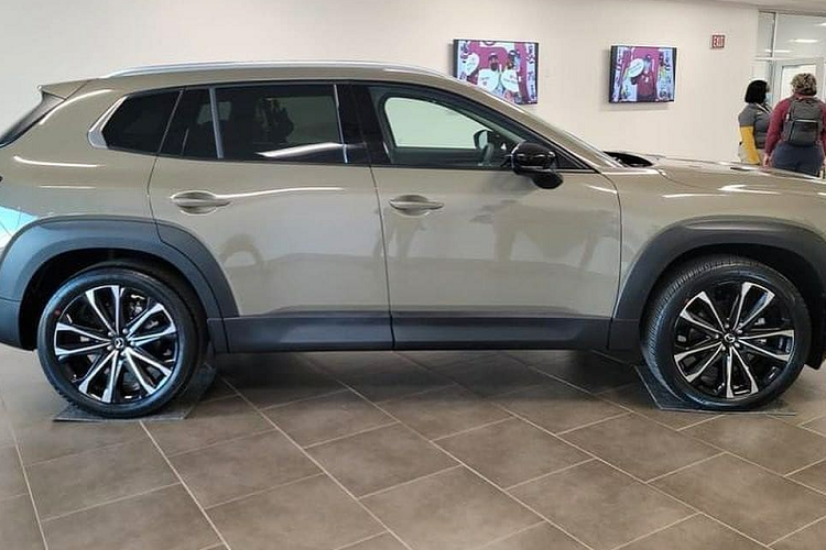 Hiện giá xe Mazda CX-50 2022 tại thị trường Mỹ vẫn chưa được công bố. Dự kiến, giá sẽ được công bố khi xe có mặt trên thị trường vào cuối năm sau.