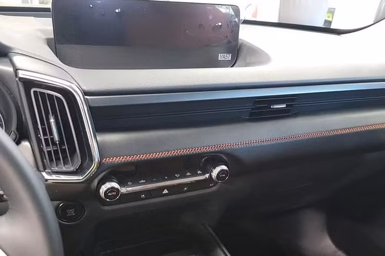 Một điểm nhấn riêng biệt nữa của Mazda CX-50 mới chính là màu sơn ngoại thất vàng cát Zircon Sand. Nếu chi thêm tiền, khách hàng có thể lắp baga nóc gia cố nhằm tăng tính đa dụng cho xe. Bên trong Mazda CX-50 2022 là không gian nội thất được thiết kế tập trung vào người lái và dùng những chất liệu cao cấp. Nội thất của xe có cả màu mới là Terracotta và cửa sổ trời toàn cảnh Panorama.