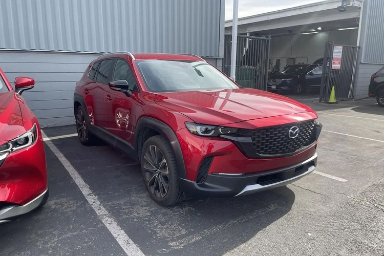 Khác với Mazda CX-5 2022, mẫu xe này không được trang bị đèn pha LED hình chữ nhật. Thay vào đó, đèn pha của Mazda CX-50 mới có thiết kế tròn trịa hơn và cũng được bao quanh bằng dải đèn LED định vị ban ngày.