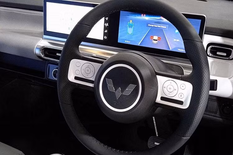 Cụ thể, xe có bảng đồng hồ kỹ thuật số với màn hình 7 inch ở bản Standard Range và 10,25 inch ở bản Long Range. Tuy nhiên, chỉ có bản Long Range mới được trang bị màn hình thông tin giải trí dạng cảm ứng 10,25 inch, hỗ trợ kết nối Internet, nối liền với bảng đồng hồ và nằm độc lập trên mặt táp-lô. 