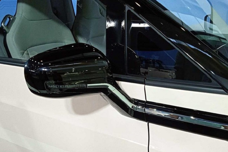 Những trang bị còn lại của xe bao gồm tính năng mở cửa không cần chìa khóa, khởi động máy bằng nút bấm, ổ điện 12V và cổng sạc USB 18W. Đáng tiếc là trang bị an toàn của xe khá sơ sài với phanh đĩa trên bánh trước, phanh tang trống phía sau, 2 túi khí trước, hệ thống chống bó cứng phanh ABS, phân bổ lực phanh điện tử EBD, hệ thống cân bằng điện tử, camera lùi và cảm biến phía sau.