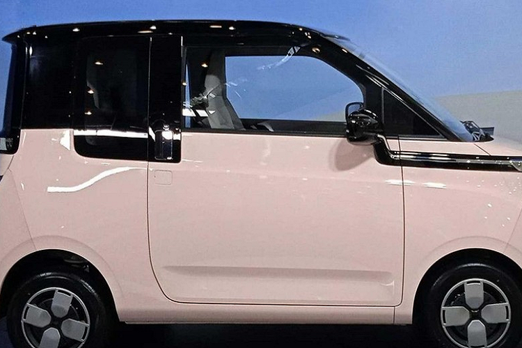 Bên dưới dải đèn này là cổng sạc với nắp che tích hợp logo của hãng Wuling. Logo này ở bản Long Range có thể phát sáng, tạo cảm giác cao cấp hơn. Thêm vào đó là cụm đèn pha cỡ lớn, cản trước sơn 2 màu, tích hợp đèn sương mù và hốc gió trung tâm hình chữ nhật. Ở bản Standard Range, mẫu xe này chỉ được trang bị đèn pha Halogen.