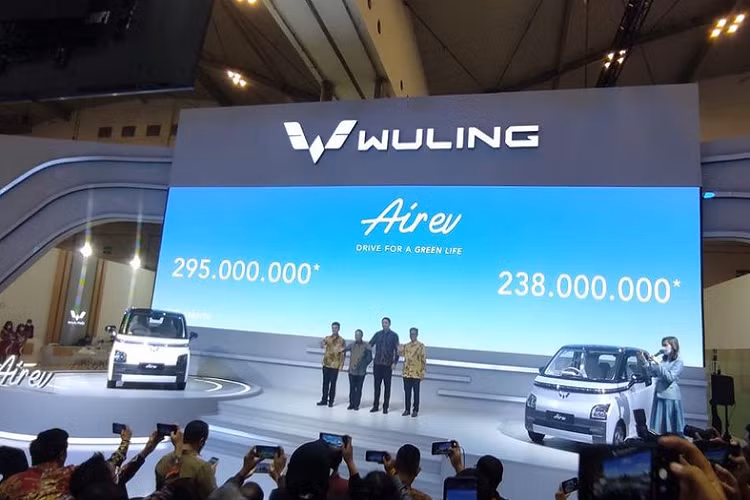 Thay vì nhập khẩu nguyên chiếc, Wuling Air ev 2022 chạy điện lại được lắp ráp tại nhà máy ở Cikarang, West Java, Indonesia. Hãng Wuling cho biết tỷ lệ nội địa hóa của mẫu xe này ở Indonesia là 40%. Như thông tin đã đưa, Wuling Air ev 2022 được phát triển dựa trên cơ sở gầm bệ GSEV đồng thời lấy cảm hứng thiết kế từ máy bay.