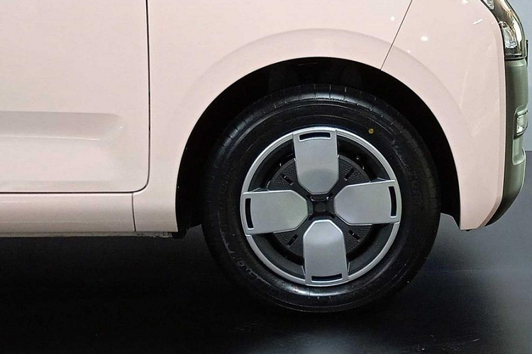 "Trái tim" của mẫu ô tô điện Trung Quốc này ở phiên bản Standard Range là mô-tơ điện mạnh 30 kW (khoảng 41 mã lực), kết hợp với pin LFP 17,3 kWh. Nhờ đó, xe có thể chạy được khoảng 200 km sau khi sạc đầy pin.