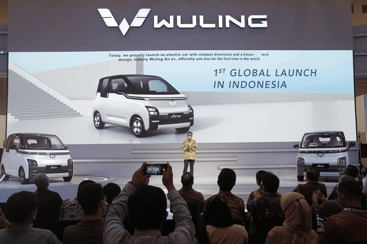 Theo đó, giá xe Wuling Air ev 2022 bán ra từ 238 triệu Rupiah (khoảng 381 triệu đồng) ở bản Standard Range và 295 triệu Rupiah (472 triệu đồng) ở bản Long Range. Như vậy, Wuling Air ev 2022 rẻ hơn mức giá dự kiến ban đầu. Đồng thời, mẫu ôtô điện Trung Quốc này có giá chỉ như xe hạng A tại Việt Nam. 