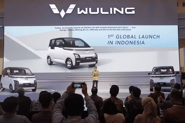 Theo đó, giá xe Wuling Air ev 2022 bán ra từ 238 triệu Rupiah (khoảng 381 triệu đồng) ở bản Standard Range và 295 triệu Rupiah (472 triệu đồng) ở bản Long Range. Như vậy, Wuling Air ev 2022 rẻ hơn mức giá dự kiến ban đầu. Đồng thời, mẫu ôtô điện Trung Quốc này có giá chỉ như xe hạng A tại Việt Nam. 