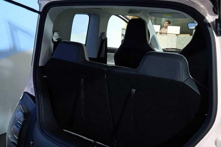 Hàng ghế sau của xe có thể gập theo tỷ lệ 50:50. Nếu muốn chở đồ, người dùng phải gập hàng ghế sau xuống vì xe không có khoang hành lý. So với người anh em Wuling Hongguang Mini EV, mẫu ôtô điện này được trang bị tốt hơn nhiều.