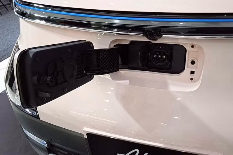 Trong khi đó, phiên bản Long Range được trang bị pin LFP 26,5 kWh, giúp xe chạy được khoảng 300 km. Thời gian sạc đầy pin bằng sạc AC 2.0 kW của phiên bản Standard Range là 8,5 tiếng đồng hồ. Phiên bản Long Range dùng sạc AC 6,6 kW thì mất 4 tiếng đồng hồ để sạc đầy pin.