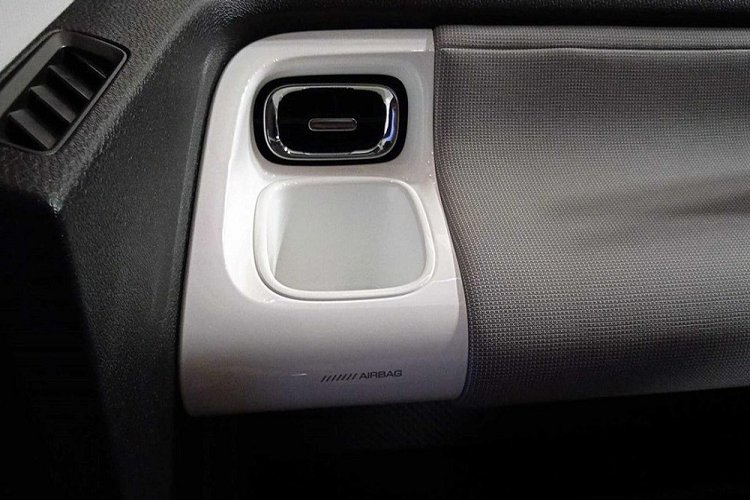 Tiếp đến là vô lăng bọc da 2 chấu tích hợp các phím chức năng như chỉnh âm lượng, cài đặt danh mục của màn hình và ra lệnh bằng giọng nói. Nằm giữa 2 ghế trước của phiên bản Long Range là núm xoay chuyển số, phanh tay điện tử và tính năng tự động giữ phanh tạm thời.