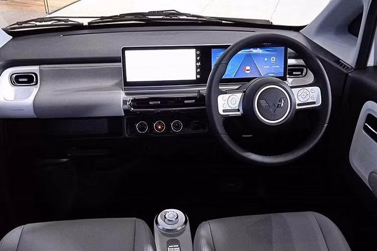 Đằng sau, mẫu xe ôtô Trung Quốc này có thiết kế tương đồng với đầu xe. Điều này được thể hiện qua dải đèn vắt ngang đuôi xe, ngay phía trên tem chữ nổi Wuling, đèn hậu nằm dọc và cản sau 2 màu. Có kích thước nhỏ nên Wuling Air ev 2022 chỉ được trang bị nội thất 4 chỗ ngồi. Ghế của xe được bọc da tổng hợp và phối màu khá thanh lịch.