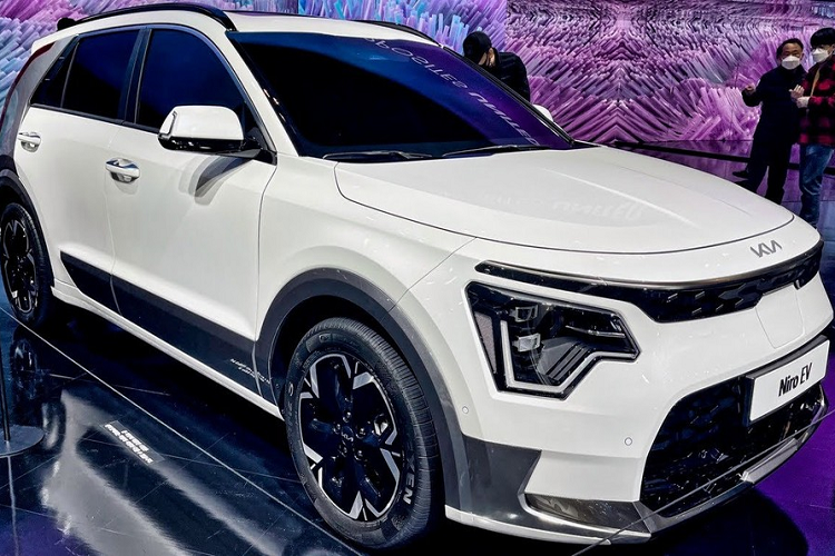 Trong khi đó, bản Advance được bổ sung ghế bọc da, ghế thông hơi, hệ thống âm thanh Harman Kardon, hệ thống phát hiện điểm mù chủ động và cửa cốp chỉnh điện. Riêng bản Advance Plus có thêm những tính năng như màn hình hiển thị thông tin kính lái, đỗ xe điều khiển từ xa và sạc điện thoại thông minh không dây. Giá xe Kia Niro EV 2022 tại thị trường Thụy Điển khởi điểm từ 495.900 SEK (khoảng 1,19 tỷ đồng).