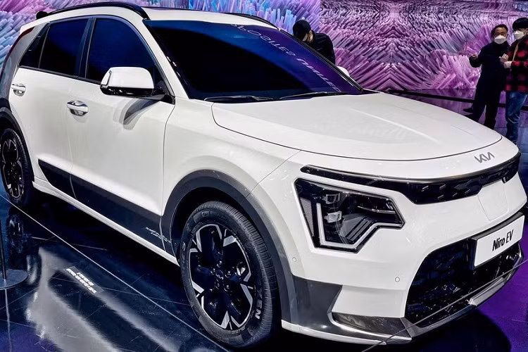 Trong khi đó, bản Advance được bổ sung ghế bọc da, ghế thông hơi, hệ thống âm thanh Harman Kardon, hệ thống phát hiện điểm mù chủ động và cửa cốp chỉnh điện. Riêng bản Advance Plus có thêm những tính năng như màn hình hiển thị thông tin kính lái, đỗ xe điều khiển từ xa và sạc điện thoại thông minh không dây. Giá xe Kia Niro EV 2022 tại thị trường Thụy Điển khởi điểm từ 495.900 SEK (khoảng 1,19 tỷ đồng).