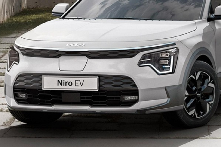 Theo đó, Kia Niro EV 2022 được trang bị lưới tản nhiệt trên với thiết kế "mũi hổ" đóng kín màu đen bóng. Lưới tản nhiệt bên dưới của mẫu xe chạy điện này cũng được đóng kín đồng thời có kích thước nhỏ hơn so với Kia Niro 2022 phiên bản hybrid. Ngoài ra, Kia Niro EV 2022 còn có thiết kế vành la-zăng riêng, không giống phiên bản hybrid.