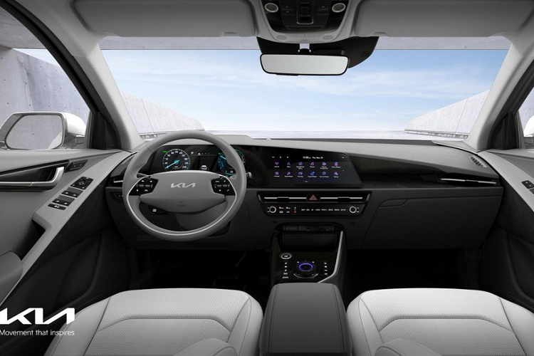 Mô-tơ điện kể trên kết hợp cùng cụm pin 64,8 kWh như trước, cho phép xe đạt phạm vi di chuyển 463 km, chỉ tăng 9 km so với thế hệ cũ. Với hệ thống sạc nhanh, người dùng có thể tăng dung lượng pin từ 10% lên 80% trong thời gian 43 phút. So với phiên bản hybrid hiện đang bán tại Hàn Quốc, Kia Niro EV 2022 mới ngoài hệ truyền động còn khác biệt ở cả thiết kế ngoại thất.