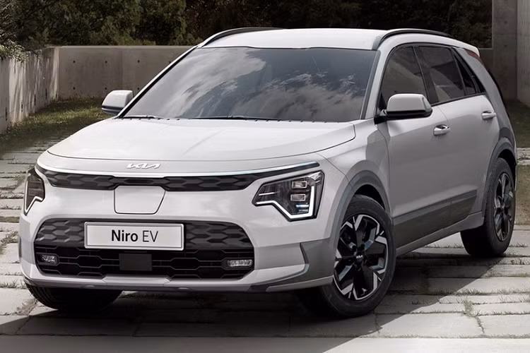 Mãi đến nay, hãng Kia mới tung Niro EV 2022 ra thị trường. Tuy nhiên, thị trường đầu tiên đón nhận phiên bản thuần điện của mẫu xe này không phải Hàn Quốc mà là Thụy Điển. Đúng như thông tin từ trước đó, Kia Niro EV 2022 được trang bị mô-tơ điện có công suất tối đa 201 mã lực và mô-men xoắn cực đại 255 Nm. So với thế hệ cũ, mẫu SUV chạy điện này bị giảm đến 140 Nm trong khi công suất tối đa không thay đổi.
