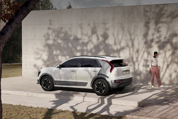 Tại thị trường Thụy Điển, Kia Niro EV 2022 có 3 bản trang bị là Action, Advance và Advance Plus. Dù ở bản trang bị nào, xe cũng có bảng đồng hồ kỹ thuật số nối liền với màn hình thông tin giải trí, cùng có kích thước 10,25 inch, camera lùi và hệ thống hỗ trợ lái xe trên cao tốc tiêu chuẩn.