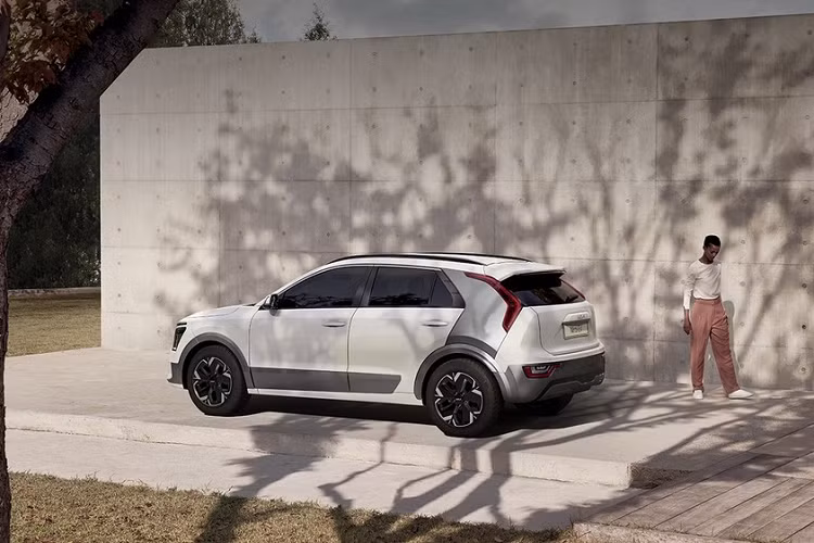 Tại thị trường Thụy Điển, Kia Niro EV 2022 có 3 bản trang bị là Action, Advance và Advance Plus. Dù ở bản trang bị nào, xe cũng có bảng đồng hồ kỹ thuật số nối liền với màn hình thông tin giải trí, cùng có kích thước 10,25 inch, camera lùi và hệ thống hỗ trợ lái xe trên cao tốc tiêu chuẩn.