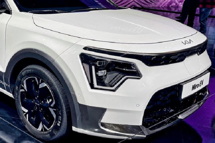 Trong khi đó, kích thước và thiết kế nội thất của Kia Niro EV 2022 không có gì thay đổi so với phiên bản hybrid. Xe cũng sở hữu chiều dài 4.420 mm, chiều rộng 1.825 mm, chiều cao 1.545 mm và chiều dài cơ sở 2.720 mm. So với thế hệ cũ, xe dài hơn 65 mm, rộng hơn 20 mm, cao hơn 10 mm và chiều dài cơ sở tăng 20 mm.