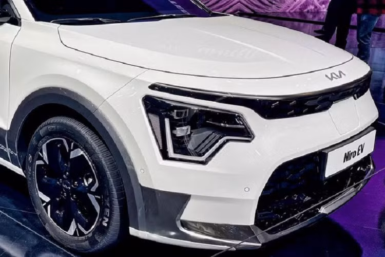 Trong khi đó, kích thước và thiết kế nội thất của Kia Niro EV 2022 không có gì thay đổi so với phiên bản hybrid. Xe cũng sở hữu chiều dài 4.420 mm, chiều rộng 1.825 mm, chiều cao 1.545 mm và chiều dài cơ sở 2.720 mm. So với thế hệ cũ, xe dài hơn 65 mm, rộng hơn 20 mm, cao hơn 10 mm và chiều dài cơ sở tăng 20 mm.