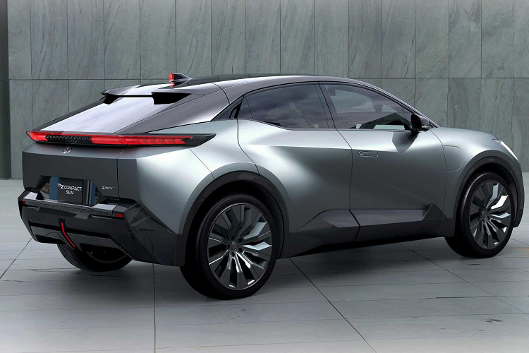 Phần thân xe có nhiều chi tiết góc cạnh, đuôi sau được thiết kế thoải dần. Đèn phanh của xe được tích hợp ở phần cuối của ăng ten vây cá mập. Cánh gió ở phía sau xe được thiết kế góc cạnh tạo hình.