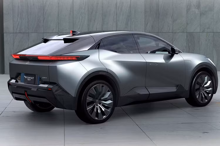 Phần thân xe có nhiều chi tiết góc cạnh, đuôi sau được thiết kế thoải dần. Đèn phanh của xe được tích hợp ở phần cuối của ăng ten vây cá mập. Cánh gió ở phía sau xe được thiết kế góc cạnh tạo hình.