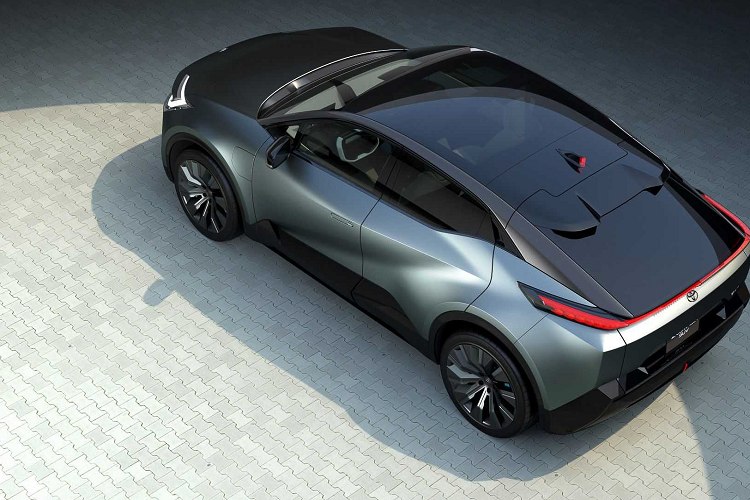 Ở phần cản trước, chiếc xe được thiết kế với hệ thống đèn chiếu sáng dạng LED được tối giản. Phần hốc gió tạo hình ở dưới được thiết kế hiệu ứng với các họa tiết phản chiếu tạo chiều sâu.