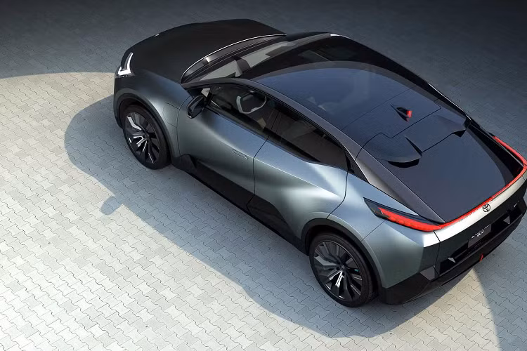 Ở phần cản trước, chiếc xe được thiết kế với hệ thống đèn chiếu sáng dạng LED được tối giản. Phần hốc gió tạo hình ở dưới được thiết kế hiệu ứng với các họa tiết phản chiếu tạo chiều sâu.