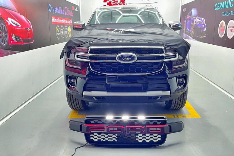 Chiếc xe Ford Everest 2022 của Huy Khánh mới mua thuộc thế hế mới nhất tại Việt Nam, xe sở hữu nhiều điểm hấp dẫn trong thiết kế và trang bị, như hệ thống đèn LED Matrix, mâm hợp kim có kích thước 20 inch...