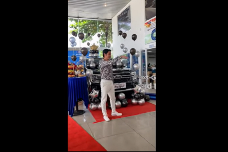 Bước vào bên trong khoang lái, nội thất của Ford Everest 2022 cũng lột xác hiện đại hơn khi được trang bị màn hình TFT 12 inch sau vô lăng, màn hình giải trí 12 inch đặt dọc đi kèm hệ thống giải trí SYNC 4 cửa sổ trời toàn cảnh panorama, điều hòa tự động, đề nổ nút bấm, sạc điện thoại không dây, hàng ghế trước chỉnh điện.